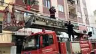 5 katlı apartmanda çıkan yangında mahsur kalanlar kurtarıldı 5 katlı apartmanda çıkan yangında mahsur kalanlar kurtarıldı