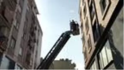 5 katlı apartmanda çıkan yangında mahsur kalanlar kurtarıldı 5 katlı apartmanda çıkan yangında mahsur kalanlar kurtarıldı