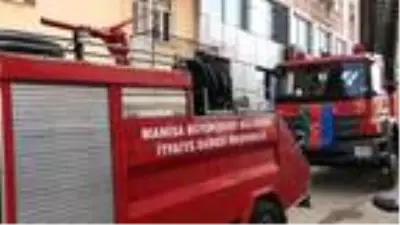 5 katlı apartmanda çıkan yangında mahsur kalanlar kurtarıldı 5 katlı apartmanda çıkan yangında mahsur kalanlar kurtarıldı