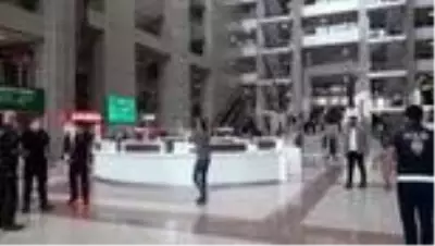 Son dakika haber! Adliyeye kesici aletle giren şahıs gözaltına alındı Son dakika haber! Adliyeye kesici aletle giren şahıs gözaltına alındı