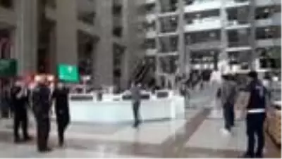 Son dakika haber! Adliyeye kesici aletle giren şahıs gözaltına alındı Son dakika haber! Adliyeye kesici aletle giren şahıs gözaltına alındı
