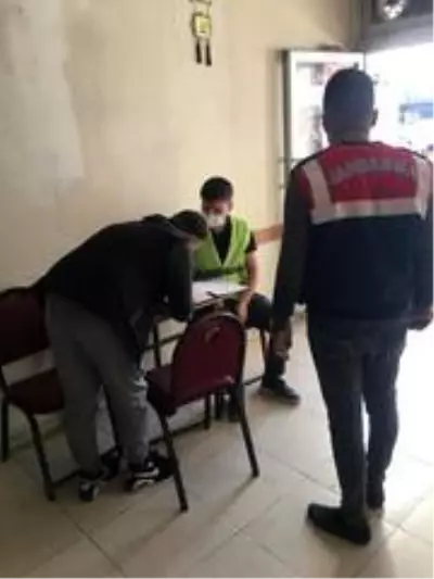 Ağrı'da karantina kurallarını ihlal eden 4 kişiye 12 bin 600 lira ceza Ağrı'da karantina kurallarını ihlal eden 4 kişiye 12 bin 600 lira ceza