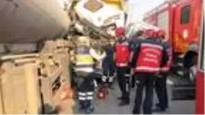 Altına girdiği tankere kamyonun çarpmasıyla öldü Altına girdiği tankere kamyonun çarpmasıyla öldü