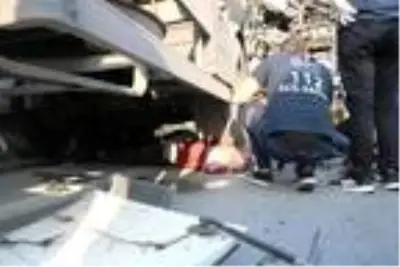 Altına girdiği tankere kamyonun çarpmasıyla öldü