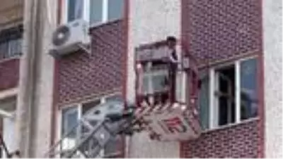 Apartmanda çıkan yangında mahsur kalan 8 kişi kurtarıldı Apartmanda çıkan yangında mahsur kalan 8 kişi kurtarıldı