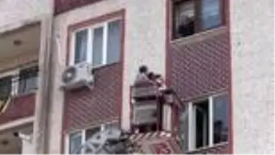Apartmanda çıkan yangında mahsur kalan 8 kişi kurtarıldı Apartmanda çıkan yangında mahsur kalan 8 kişi kurtarıldı