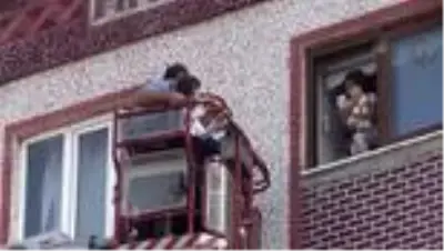Apartmanda çıkan yangında mahsur kalan 8 kişi kurtarıldı Apartmanda çıkan yangında mahsur kalan 8 kişi kurtarıldı