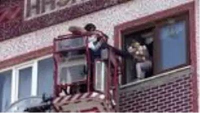 Apartmanda çıkan yangında mahsur kalan 8 kişi kurtarıldı Apartmanda çıkan yangında mahsur kalan 8 kişi kurtarıldı