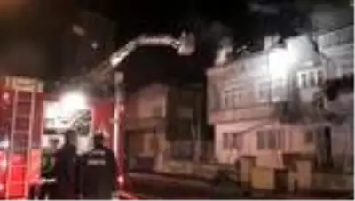 Apartmanın çatı katında çıkan yangın söndürüldü Apartmanın çatı katında çıkan yangın söndürüldü