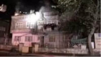 Apartmanın çatı katında çıkan yangın söndürüldü Apartmanın çatı katında çıkan yangın söndürüldü