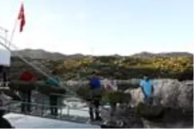 Aşırlı Adası'ndaki dağ keçilerine yiyecek ve içecek Aşırlı Adası'ndaki dağ keçilerine yiyecek ve içecek