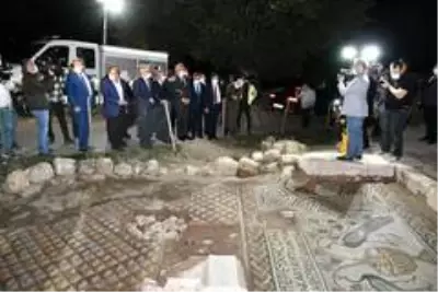 Bakan Ersoy 5 bin 500 yıllık antik kentte incelemelerde bulundu Bakan Ersoy 5 bin 500 yıllık antik kentte incelemelerde bulundu