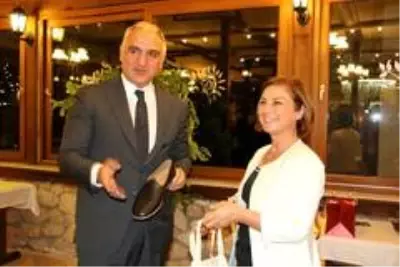 Bakan Ersoy 5 bin 500 yıllık antik kentte incelemelerde bulundu Bakan Ersoy 5 bin 500 yıllık antik kentte incelemelerde bulundu