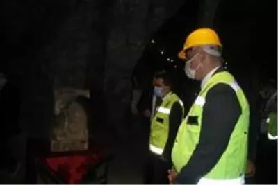Bakan Ersoy 5 bin yıllık Tuz Mağarasını gezdi Bakan Ersoy 5 bin yıllık Tuz Mağarasını gezdi