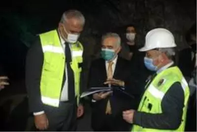 Bakan Ersoy 5 bin yıllık Tuz Mağarasını gezdi Bakan Ersoy 5 bin yıllık Tuz Mağarasını gezdi