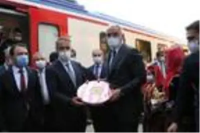 Bakan Ersoy 5 bin yıllık Tuz Mağarasını gezdi Bakan Ersoy 5 bin yıllık Tuz Mağarasını gezdi