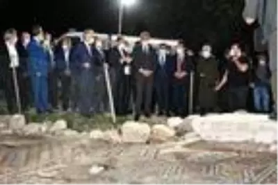 Bakan Ersoy 5 bin 500 yıllık antik kentte incelemelerde bulundu Bakan Ersoy 5 bin 500 yıllık antik kentte incelemelerde bulundu