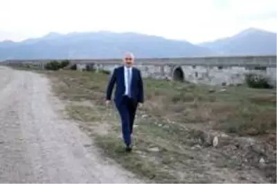 Ulaştırma ve Altyapı Bakanı Adil Karaismailoğlu Afyonkarahisar'da tarihi köprüyü inceledi Ulaştırma ve Altyapı Bakanı Adil Karaismailoğlu Afyonkarahisar'da tarihi köprüyü inceledi