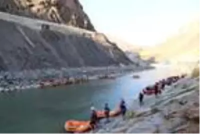 Bakan Kasapoğlu, Zap Nehri'nde rafting yaptı Bakan Kasapoğlu, Zap Nehri'nde rafting yaptı
