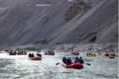 Bakan Kasapoğlu, Zap Nehri'nde rafting yaptı Bakan Kasapoğlu, Zap Nehri'nde rafting yaptı