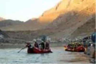 Bakan Kasapoğlu, Zap Nehri'nde rafting yaptı Bakan Kasapoğlu, Zap Nehri'nde rafting yaptı
