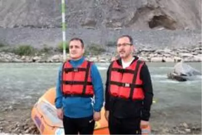 Bakan Kasapoğlu, Zap Nehri'nde rafting yaptı Bakan Kasapoğlu, Zap Nehri'nde rafting yaptı