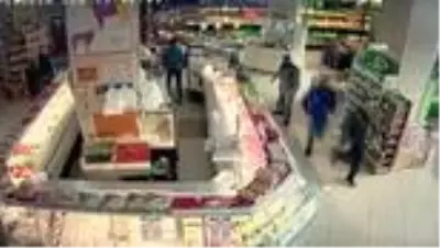 Bingöl'de deprem anı, güvenlik kameralarına yansıdı Bingöl'de deprem anı, güvenlik kameralarına yansıdı