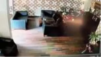 Bingöl'de deprem anı, güvenlik kameralarına yansıdı Bingöl'de deprem anı, güvenlik kameralarına yansıdı