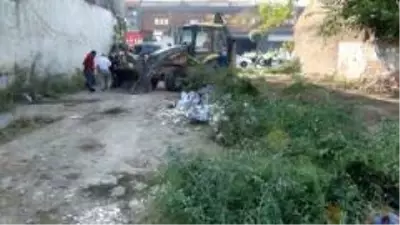 Bursa'da akıl almaz olay: Otların arasında yatan genç toprağa gömüldü Bursa'da akıl almaz olay: Otların arasında yatan genç toprağa gömüldü