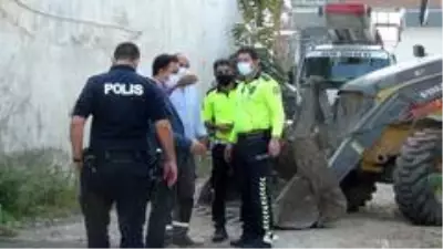 Bursa'da akıl almaz olay: Otların arasında yatan genç toprağa gömüldü Bursa'da akıl almaz olay: Otların arasında yatan genç toprağa gömüldü