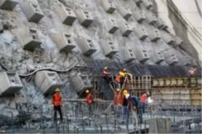 Dev projede elektrik üretecek jeneratörler monte edilmeye başlandı Dev projede elektrik üretecek jeneratörler monte edilmeye başlandı