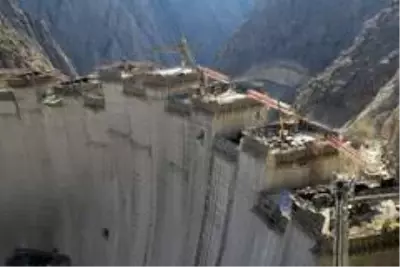 Dev projede elektrik üretecek jeneratörler monte edilmeye başlandı Dev projede elektrik üretecek jeneratörler monte edilmeye başlandı