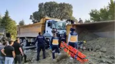 Devrilen kamyonda sıkışan sürücü 3 saat sonra kurtarıldı Devrilen kamyonda sıkışan sürücü 3 saat sonra kurtarıldı