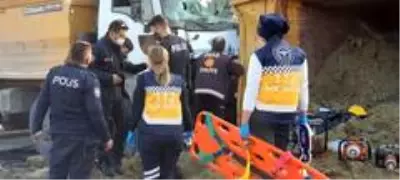 Devrilen kamyonda sıkışan sürücü 3 saat sonra kurtarıldı Devrilen kamyonda sıkışan sürücü 3 saat sonra kurtarıldı