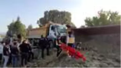 Devrilen kamyonda sıkışan sürücü 3 saat sonra kurtarıldı Devrilen kamyonda sıkışan sürücü 3 saat sonra kurtarıldı