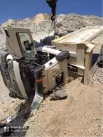 Devrilen kamyonda sıkışan sürücü kurtarıldı Devrilen kamyonda sıkışan sürücü kurtarıldı