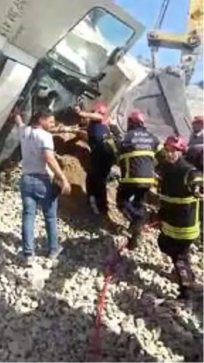 Devrilen kamyonda sıkışan sürücü kurtarıldı Devrilen kamyonda sıkışan sürücü kurtarıldı