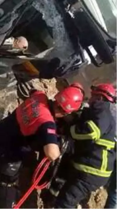 Devrilen kamyonda sıkışan sürücü kurtarıldı Devrilen kamyonda sıkışan sürücü kurtarıldı