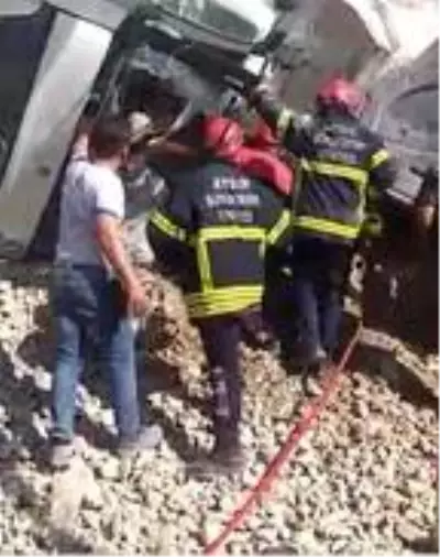 Devrilen kamyonda sıkışan sürücü kurtarıldı Devrilen kamyonda sıkışan sürücü kurtarıldı