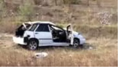 Devrilen otomobildeki 4 kişi yaralandı Devrilen otomobildeki 4 kişi yaralandı