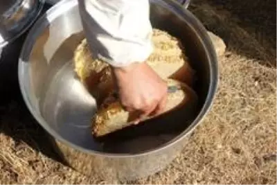 Dünyaca ünlü Bitlis'in karakovan balının hasadına başlandı Dünyaca ünlü Bitlis'in karakovan balının hasadına başlandı