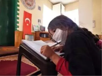 Elazığ'da cami depremzede öğrencilerin eğitim yuvası oldu