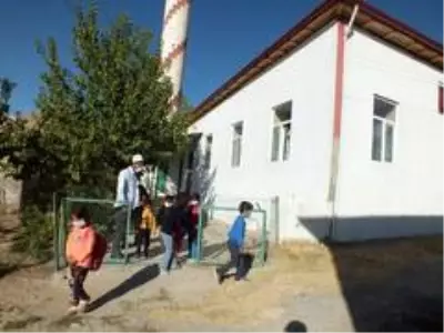 Elazığ'da cami depremzede öğrencilerin eğitim yuvası oldu