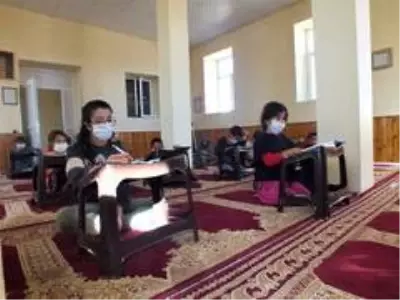 Elazığ'da cami depremzede öğrencilerin eğitim yuvası oldu