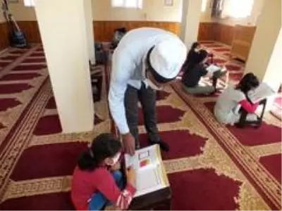 Elazığ'da cami depremzede öğrencilerin eğitim yuvası oldu