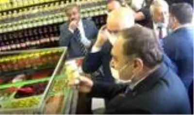 Son dakika haber: Eroğlu, Bakan Karaismailoğlu'na sarımsak turşusu hediye etti Son dakika haber: Eroğlu, Bakan Karaismailoğlu'na sarımsak turşusu hediye etti
