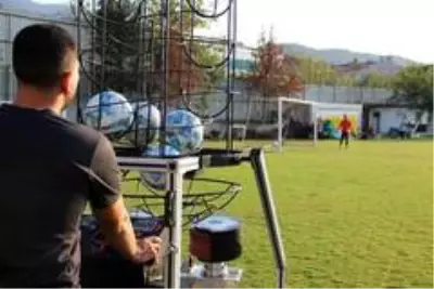 Eski futbolcudan yerli 'top atma makinesi' Eski futbolcudan yerli 'top atma makinesi'