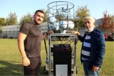 Eski futbolcudan yerli 'top atma makinesi' Eski futbolcudan yerli 'top atma makinesi'