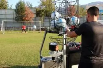 Eski futbolcudan yerli 'top atma makinesi' Eski futbolcudan yerli 'top atma makinesi'