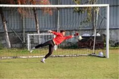 Eski futbolcudan yerli 'top atma makinesi' Eski futbolcudan yerli 'top atma makinesi'